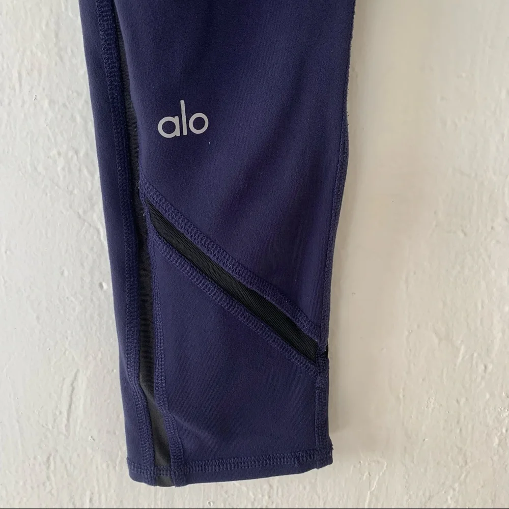 ALO Yoga Continuity Capri Legging In Rich Navy